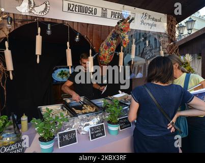 Stand 'Rzemioslo Pierogow' con diverse varietà di pierogi. L'edizione 18th del festival annuale 'Pierogi' (Festival degli gnocchi) si svolge nella Piazza del piccolo mercato di Cracovia, con solo pochi turisti stranieri e locali che assistono a causa della pandemia del coronavirus in corso. Mercoledì 12 agosto 2020 a Cracovia, Polonia. (Foto di Artur Widak/NurPhoto) Foto Stock