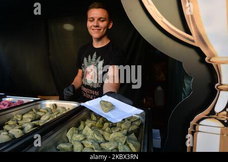 Resto Bar stand con pierogi 'marihuana' legali. L'edizione 18th del festival annuale 'Pierogi' (Festival degli gnocchi) si svolge nella Piazza del piccolo mercato di Cracovia, con solo pochi turisti stranieri e locali che assistono a causa della pandemia del coronavirus in corso. Mercoledì 12 agosto 2020 a Cracovia, Polonia. (Foto di Artur Widak/NurPhoto) Foto Stock