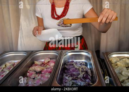 Lo stand 'Pierogarnia Krakowiacy' con diverse varietà di pierogi. L'edizione 18th del festival annuale 'Pierogi' (Festival degli gnocchi) si svolge nella Piazza del piccolo mercato di Cracovia, con solo pochi turisti stranieri e locali che assistono a causa della pandemia del coronavirus in corso. Mercoledì 12 agosto 2020 a Cracovia, Polonia. (Foto di Artur Widak/NurPhoto) Foto Stock