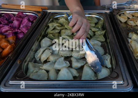 Stand 'bar Krolewski' con diverse varietà di pierogi. L'edizione 18th del festival annuale 'Pierogi' (Festival degli gnocchi) si svolge nella Piazza del piccolo mercato di Cracovia, con solo pochi turisti stranieri e locali che assistono a causa della pandemia del coronavirus in corso. Mercoledì 12 agosto 2020 a Cracovia, Polonia. (Foto di Artur Widak/NurPhoto) Foto Stock