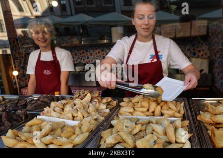 Ristorante in qualsiasi momento con diverse varietà di pierogi. L'edizione 18th del festival annuale 'Pierogi' (Festival degli gnocchi) si svolge nella Piazza del piccolo mercato di Cracovia, con solo pochi turisti stranieri e locali che assistono a causa della pandemia del coronavirus in corso. Mercoledì 12 agosto 2020 a Cracovia, Polonia. (Foto di Artur Widak/NurPhoto) Foto Stock