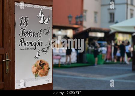 L'edizione 18th del festival annuale 'Pierogi' (Festival degli gnocchi) si svolge nella Piazza del piccolo mercato di Cracovia, con solo pochi turisti stranieri e locali che assistono a causa della pandemia del coronavirus in corso. Mercoledì 12 agosto 2020 a Cracovia, Polonia. (Foto di Artur Widak/NurPhoto) Foto Stock