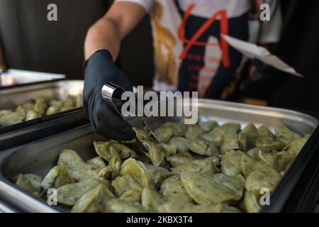 Resto Bar stand con pierogi 'marihuana' legali. L'edizione 18th del festival annuale 'Pierogi' (Festival degli gnocchi) si svolge nella Piazza del piccolo mercato di Cracovia, con solo pochi turisti stranieri e locali che assistono a causa della pandemia del coronavirus in corso. Giovedì 13 agosto 2020, a Cracovia, Polonia. (Foto di Artur Widak/NurPhoto) Foto Stock