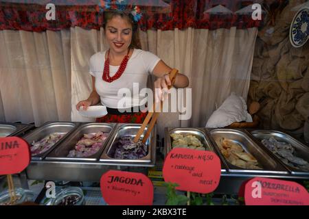 Lo stand 'Pierogarnia Krakowiacy' con diverse varietà di pierogi. L'edizione 18th del festival annuale 'Pierogi' (Festival degli gnocchi) si svolge nella Piazza del piccolo mercato di Cracovia, con solo pochi turisti stranieri e locali che assistono a causa della pandemia del coronavirus in corso. Mercoledì 12 agosto 2020 a Cracovia, Polonia. (Foto di Artur Widak/NurPhoto) Foto Stock