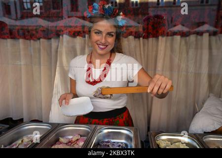 Lo stand 'Pierogarnia Krakowiacy' con diverse varietà di pierogi. L'edizione 18th del festival annuale 'Pierogi' (Festival degli gnocchi) si svolge nella Piazza del piccolo mercato di Cracovia, con solo pochi turisti stranieri e locali che assistono a causa della pandemia del coronavirus in corso. Mercoledì 12 agosto 2020 a Cracovia, Polonia. (Foto di Artur Widak/NurPhoto) Foto Stock