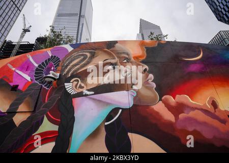 Un murale è visto nei cantieri di Hudson intitolato 'Off the Wall' dall'artista Elle! Come New York City continua fase 4 di riapertura a seguito di restrizioni imposte per rallentare la diffusione del coronavirus il 13 agosto 2020 a New York City. La quarta fase permette di praticare arti e intrattenimento all'aperto, eventi sportivi senza tifosi e produzioni mediatiche. (Foto di John Nacion/NurPhoto) Foto Stock