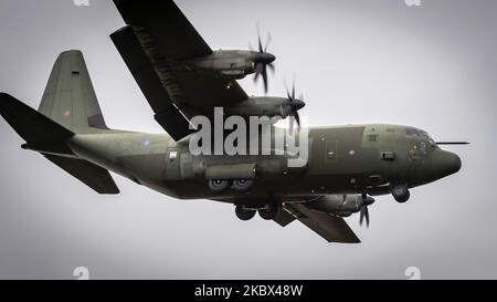 ZH888 Royal Air Force Lockheed C-130J-30 Hercules C.5 (RRR136) discende in RAF Brize Norton dopo aver completato una tratta di addestramento sul mare del nord, in RAF Brize Norton, Inghilterra, Regno Unito, il 13 agosto 2020. (Foto di Jon Hobley | MI News/NurPhoto) Foto Stock