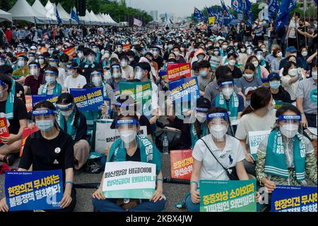 Migliaia di medici, studenti di medicina e operatori sanitari che indossano maschere facciali e dispositivi di protezione come parte delle misure preventive contro il coronavirus COVID-19 partecipano a un raduno per protestare contro una proposta del governo di aumentare la sua assunzione annuale di studenti di medicina, il 14 agosto 2020 a Yeouido, Seoul, Corea del Sud. Medici e personale medico in sciopero protestano contro la proposta del governo di aumentare l'assunzione annuale di studenti di medicina al fine di aumentare il numero di medici e medici specialisti, soprattutto nelle regioni al di fuori della capitale e metropolitana Foto Stock