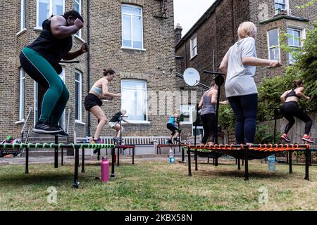 Dominika Lapinska e Agnieszka Kromka eseguono un allenamento di fitness all'aperto in mezzo alla pandemia di Coronavirus a Londra, Inghilterra, il 13 agosto 2020. Nonostante le strutture sportive al coperto ora aperte in Inghilterra molte persone decidono di esercitarsi all'aperto. (Foto di Dominika Zarzycka/NurPhoto) Foto Stock