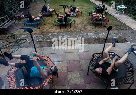 Dominika Lapinska e Agnieszka Kromka eseguono un allenamento di fitness all'aperto in mezzo alla pandemia di Coronavirus a Londra, Inghilterra, il 13 agosto 2020. Nonostante le strutture sportive al coperto ora aperte in Inghilterra molte persone decidono di esercitarsi all'aperto. (Foto di Dominika Zarzycka/NurPhoto) Foto Stock