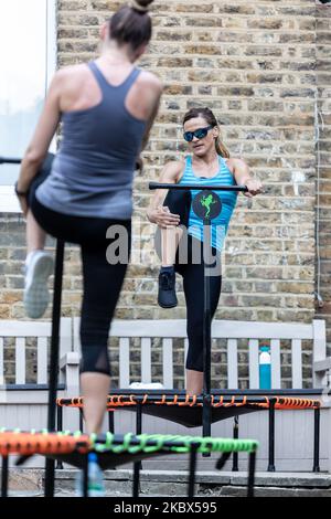 Dominika Lapinska e Agnieszka Kromka eseguono un allenamento di fitness all'aperto in mezzo alla pandemia di Coronavirus a Londra, Inghilterra, il 13 agosto 2020. Nonostante le strutture sportive al coperto ora aperte in Inghilterra molte persone decidono di esercitarsi all'aperto. (Foto di Dominika Zarzycka/NurPhoto) Foto Stock