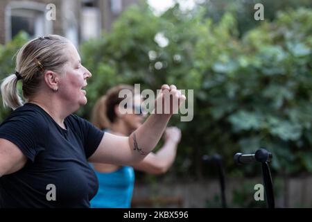 Dominika Lapinska e Agnieszka Kromka eseguono un allenamento di fitness all'aperto in mezzo alla pandemia di Coronavirus a Londra, Inghilterra, il 13 agosto 2020. Nonostante le strutture sportive al coperto ora aperte in Inghilterra molte persone decidono di esercitarsi all'aperto. (Foto di Dominika Zarzycka/NurPhoto) Foto Stock