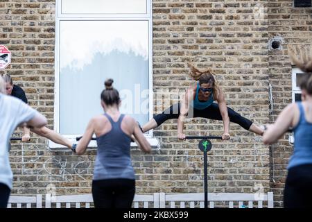 Dominika Lapinska e Agnieszka Kromka eseguono un allenamento di fitness all'aperto in mezzo alla pandemia di Coronavirus a Londra, Inghilterra, il 13 agosto 2020. Nonostante le strutture sportive al coperto ora aperte in Inghilterra molte persone decidono di esercitarsi all'aperto. (Foto di Dominika Zarzycka/NurPhoto) Foto Stock