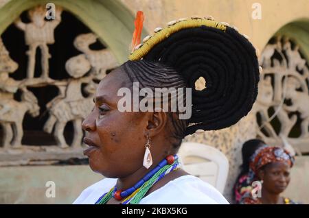 Un devoto della dea del fiume Osun posa per fotografare durante il festival annuale Osun-Osombo in onore di lei a Osombo, Nigeria, il 14 agosto 2020. (Foto di Olukayode Jaiyeola/NurPhoto) Foto Stock
