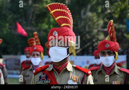 I poliziotti indiani che indossano maschere facciali sono visti durante la celebrazione ufficiale della Giornata dell'Indipendenza dell'India a Srinagar, Kashmir, il 15 agosto 2020. I servizi Internet mobili sono stati bloccati e sono state imposte restrizioni per le celebrazioni del giorno dell'Indipendenza in tutta la Valle. (Foto di Faisal Khan/NurPhoto) Foto Stock