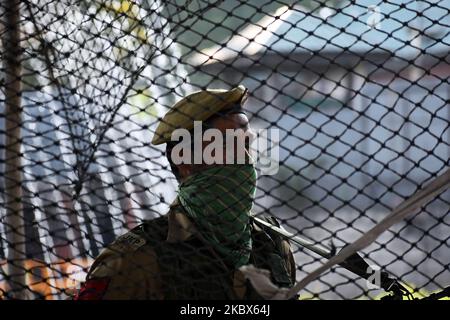 Un poliziotto indiano si allerta all'interno di un bunker durante la celebrazione ufficiale della Giornata dell'Indipendenza dell'India a Srinagar, Kashmir, il 15 agosto 2020. I servizi Internet mobili sono stati bloccati e sono state imposte restrizioni per le celebrazioni del giorno dell'Indipendenza in tutta la Valle. (Foto di Faisal Khan/NurPhoto) Foto Stock