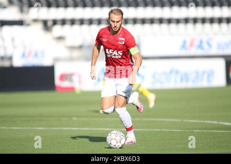 Teun Koopmeiners (AZ Alkmaar) controlla la palla durante un amichevole incontro tra AZ Alkmaar e MONACO allo stadio AFAS, ad Alkmaar, Paesi Bassi, il 15 agosto 2020. (Foto di Federico Guerra Moran/NurPhoto) Foto Stock