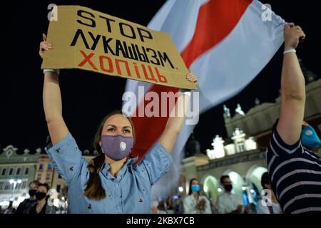 Manifestanti visti nella piazza principale del mercato di Cracovia. I membri della diaspora locale bielorussa, gli attivisti e i sostenitori locali si sono nuovamente stuaccati sabato sera per esprimere la loro solidarietà con i bielorussi durante il Rally di solidarietà organizzato a Cracovia. Il 15 agosto 2020, a Cracovia, Polonia. (Foto di Artur Widak/NurPhoto) Foto Stock