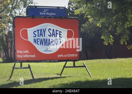 Segno che dice alla gente di rimanere al sicuro durante la pandemia del coronavirus romanzo (COVID-19) in Newmarket, Ontario, Canada il 15 agosto 2020. (Foto di Creative Touch Imaging Ltd./NurPhoto) Foto Stock