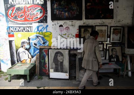 Bambang, si prepara ad aprire il suo studio di pittura di strada durante la celebrazione del 75th° giorno dell'indipendenza dell'Indonesia a Giacarta, Indonesia, il 17 agosto 2020. Bambang Tridoyo (63), artista di pittura di strada. Ha iniziato la sua carriera dal 1975. In qualità di ammiratore del Padre fondatore dell'Indonesia, Sukarno, molte delle opere di Bambang sono ispirate da storie e figure eroiche. Non solo vendendo i suoi dipinti, accetta anche i servizi di pittura ritratto per i suoi clienti. La pandemia del Covid-19 che ha colpito l'Indonesia dalla fine di febbraio 2020 ha avuto un impatto significativo sul suo reddito, soprattutto dopo il governo i. Foto Stock