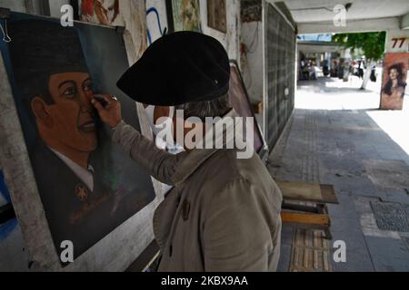 Bambang continua a dipingere una pocaratteristica del Padre fondatore indonesiano, Sukarno, presso il suo studio di pittura di strada durante la celebrazione del 75th° giorno dell'indipendenza dell'Indonesia a Giacarta, Indonesia, il 17 agosto 2020. Bambang Tridoyo (63), artista di pittura di strada. Ha iniziato la sua carriera dal 1975. In qualità di ammiratore del Padre fondatore dell'Indonesia, Sukarno, molte delle opere di Bambang sono ispirate da storie e figure eroiche. Non solo vendendo i suoi dipinti, accetta anche i servizi di pittura ritratto per i suoi clienti. La pandemia di Covid-19 che ha colpito l'Indonesia dalla fine di febbraio 2020 ha avuto un significativo Foto Stock