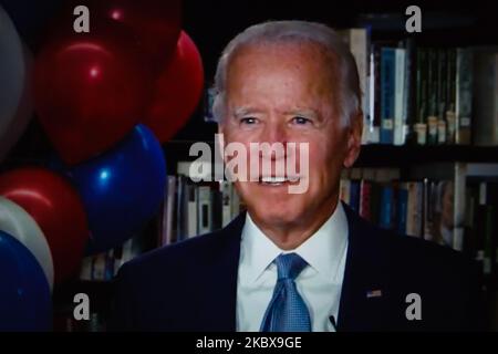 L'ex Vice Presidente degli Stati Uniti Joe Biden reagisce dopo essere diventato formalmente candidato democratico alla presidenza durante la Convention Nazionale Democratica del 2020 virtuale, in streaming online e visualizzato su uno schermo di un notebook da Londra, Inghilterra, il 19 agosto 2020. L'evento di quattro giorni, inizialmente rinviato da luglio, si svolge quasi completamente a distanza in risposta alla pandemia di coronavirus. Biden affronterà il presidente Donald Trump alle elezioni presidenziali americane del 3 novembre. (Foto di David Cliff/NurPhoto) Foto Stock