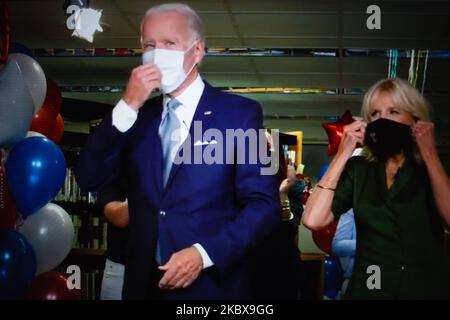 L'ex Vice Presidente degli Stati Uniti Joe Biden, con la moglie Jill Biden, ha messo una maschera dopo essere diventato formalmente candidato democratico alla presidenza durante la Convention Nazionale Democratica del 2020 virtuale, trasmesso in streaming online e visualizzato su uno schermo di un notebook da Londra, Inghilterra, il 19 agosto 2020. L'evento di quattro giorni, inizialmente rinviato da luglio, si svolge quasi completamente a distanza in risposta alla pandemia di coronavirus. Biden affronterà il presidente Donald Trump alle elezioni presidenziali americane del 3 novembre. (Foto di David Cliff/NurPhoto) Foto Stock