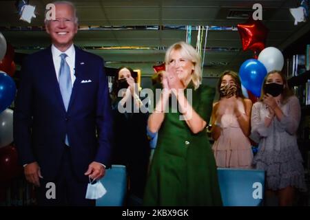 L'ex Vice Presidente degli Stati Uniti Joe Biden, con la moglie Jill Biden, reagisce dopo essere diventato formalmente candidato democratico alla presidenza durante la Convenzione Nazionale Democratica del 2020 virtuale, trasmesso in streaming online e visualizzato sullo schermo di un notebook da Londra, Inghilterra, il 19 agosto 2020. L'evento di quattro giorni, inizialmente rinviato da luglio, si svolge quasi completamente a distanza in risposta alla pandemia di coronavirus. Biden affronterà il presidente Donald Trump alle elezioni presidenziali americane del 3 novembre. (Foto di David Cliff/NurPhoto) Foto Stock