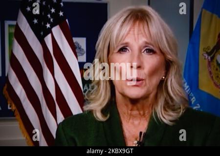 L'ex statunitense Second Lady Jill Biden si è rivolta alla Convention nazionale democratica virtuale del 2020, trasmessa in streaming online e visualizzata su uno schermo di un notebook da Londra, Inghilterra, il 19 agosto 2020. L'evento di quattro giorni, inizialmente rinviato da luglio, si svolge quasi completamente a distanza in risposta alla pandemia di coronavirus. L’ex Vice Presidente degli Stati Uniti Joe Biden, formalmente nominato stasera, affronterà il Presidente Donald Trump alle elezioni presidenziali americane del 3 novembre. (Foto di David Cliff/NurPhoto) Foto Stock