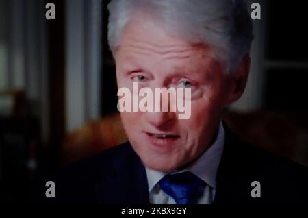 L'ex presidente degli Stati Uniti Bill Clinton si è rivolto alla Convenzione Nazionale Democratica del 2020, in streaming online e visualizzato su uno schermo di un notebook da Londra, Inghilterra, il 19 agosto 2020. L'evento di quattro giorni, inizialmente rinviato da luglio, si svolge quasi completamente a distanza in risposta alla pandemia di coronavirus. L’ex Vice Presidente degli Stati Uniti Joe Biden, formalmente nominato stasera, affronterà il Presidente Donald Trump alle elezioni presidenziali americane del 3 novembre. (Foto di David Cliff/NurPhoto) Foto Stock