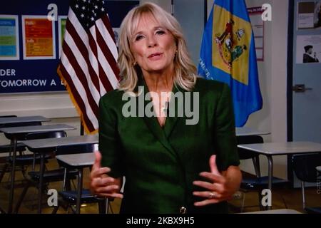 L'ex statunitense Second Lady Jill Biden si è rivolta alla Convention nazionale democratica virtuale del 2020, trasmessa in streaming online e visualizzata su uno schermo di un notebook da Londra, Inghilterra, il 19 agosto 2020. L'evento di quattro giorni, inizialmente rinviato da luglio, si svolge quasi completamente a distanza in risposta alla pandemia di coronavirus. L’ex Vice Presidente degli Stati Uniti Joe Biden, formalmente nominato stasera, affronterà il Presidente Donald Trump alle elezioni presidenziali americane del 3 novembre. (Foto di David Cliff/NurPhoto) Foto Stock