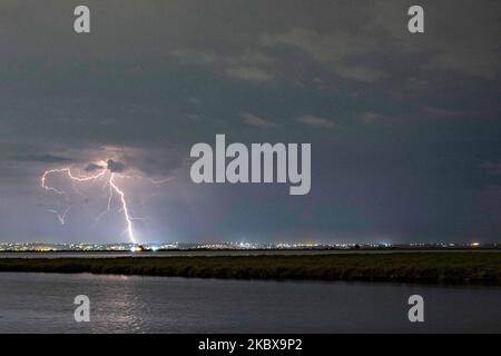Lampi durante una tempesta notturna estiva sulla città di Salonicco e sul mare come catturato dalla Laguna di Kalochori nel nord della Grecia. La tempesta di tuoni con il fenomeno dei fulmini si svolge di solito durante la stagione estiva e primaverile. Il 15 agosto 2020 a Salonicco, Grecia. (Foto di Nicolas Economou/NurPhoto) Foto Stock