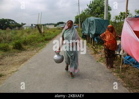 Gli abitanti del villaggio colpiti dall'alluvione si rifugiano in tende improvvisate su una strada a Savar dopo che le loro case sono allagate a Dhaka, Bangladesh, il 19 agosto 2020. (Foto di Rehman Asad/NurPhoto) Foto Stock