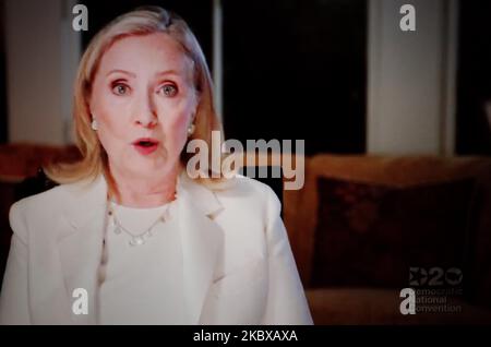 L'ex First Lady statunitense, Segretario di Stato e contendente presidenziale del 2016 Hillary Clinton si rivolge alla Convenzione Nazionale Democratica del 2020, trasmessa in streaming online e visualizzata su uno schermo di un notebook da Londra, Inghilterra, il 20 agosto 2020. L'evento di quattro giorni si svolge quasi completamente a distanza in risposta alla pandemia di coronavirus. La convenzione di ieri sera ha visto l’ex Vice Presidente degli Stati Uniti Joe Biden formalmente nominato per guidare la sfida dei Democratici contro il Presidente Donald Trump e il Partito Repubblicano questo autunno. Le elezioni presidenziali americane si terranno il 3 novembre. (Foto di David Foto Stock