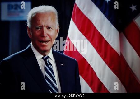 Il candidato presidenziale Joe Biden appare sul palco in seguito al discorso di accettazione del vice candidato presidenziale del suo compagno di corsa, il senatore Kamala Harris, durante la Convention nazionale democratica virtuale del 2020, trasmesso in streaming online e visualizzato su uno schermo di un computer portatile da Londra, Inghilterra, il 20 agosto 2020. L'evento di quattro giorni si svolge quasi completamente a distanza in risposta alla pandemia di coronavirus. La convenzione di ieri sera ha visto l’ex Vice Presidente degli Stati Uniti Joe Biden formalmente nominato per guidare la sfida dei Democratici contro il Presidente Donald Trump e il Partito Repubblicano questo autunno. Il presidente degli Stati Uniti Foto Stock