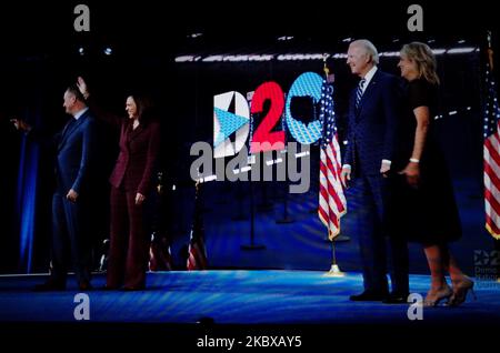 Il candidato presidenziale Joe Biden, con la moglie Jill Biden, appare sul palco insieme al suo running-mate Kamala Harris, con il marito Douglas Emhoff, a seguito del discorso di accettazione di Harris alla Convention Nazionale Democratica del 2020 virtuale, trasmesso in streaming online e visualizzato su uno schermo di un notebook da Londra, Inghilterra, il 20 agosto 2020. L'evento di quattro giorni si svolge quasi completamente a distanza in risposta alla pandemia di coronavirus. La convenzione di ieri sera ha visto l’ex Vice Presidente degli Stati Uniti Joe Biden formalmente nominato per guidare la sfida dei Democratici contro il Presidente Donald Trump e il Partito Repubblicano questa a Foto Stock