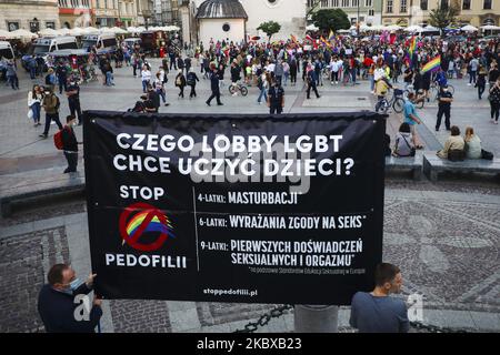 Un banner con slogan omofobici è visto durante una protesta anti-LGBT nella piazza principale di Cracovia, in Polonia, il 19 agosto 2020. La manifestazione è stata organizzata da gruppi nazionalisti di estrema destra e da una fondazione pro-vita. Allo stesso tempo, nelle vicinanze si è svolta una contromisura dei sostenitori della LGBT. (Foto di Beata Zawrzel/NurPhoto) Foto Stock