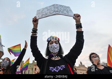 Un protester pro-LGBT ha un segno che dice 'non vogliamo combattere, vogliamo baciare' durante la protesta. I nazionalisti di estrema destra e gli attivisti pro-vita hanno organizzato una protesta contro l'LGBT accanto al monumento di Adam Mickiewicz nella piazza principale del mercato di Cracovia. Sul lato opposto della piazza, attivisti LGBT e antifascisti hanno organizzato una contro protesta. Il 19 agosto 2020, a Cracovia, in Polonia Voivodato minore, Polonia. (Foto di Artur Widak/NurPhoto) Foto Stock