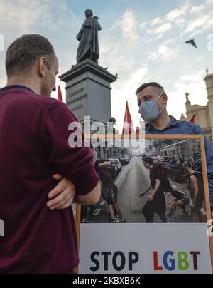 Un protester pro-Life ha un segno 'STOP LGBT'. I nazionalisti di estrema destra e gli attivisti pro-vita hanno organizzato una protesta contro l'LGBT accanto al monumento di Adam Mickiewicz nella piazza principale del mercato di Cracovia. Sul lato opposto della piazza, attivisti LGBT e antifascisti hanno organizzato una contro protesta. Il 19 agosto 2020, a Cracovia, in Polonia Voivodato minore, Polonia. (Foto di Artur Widak/NurPhoto) Foto Stock