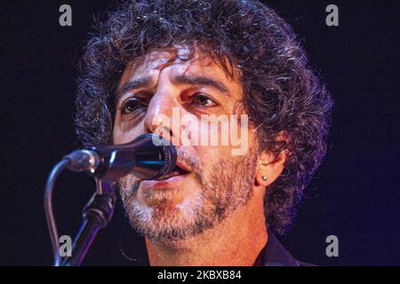 Il cantautore e musicista Max Gazze si è esibito il 19 agosto 2020 al Sountrack Festival di Ostuni (BR), in Italia, con il suo tour di scena in palco (Foto di Mimmo Lamacchia/NurPhoto) Foto Stock