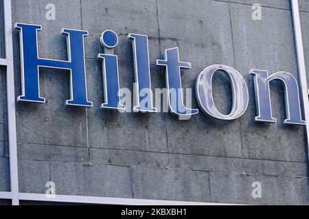 Una vista del logo Hilton Hotels è vista a Midtown mentre New York City continua la fase 4 della riapertura a seguito delle restrizioni imposte per rallentare la diffusione del coronavirus il 20 agosto 2020 a New York City. La quarta fase permette di praticare arti e intrattenimento all'aperto, eventi sportivi senza tifosi e produzioni mediatiche. (Foto di John Nacion/NurPhoto) Foto Stock