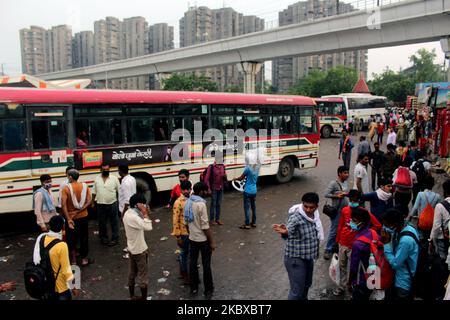 Lavoratori migranti e pendolari provenienti da altri stati visti al terminale ISBT Anand Vihar il 20 agosto 2020 a Nuova Delhi, India. (Foto di Mayank Makhija/NurPhoto) Foto Stock