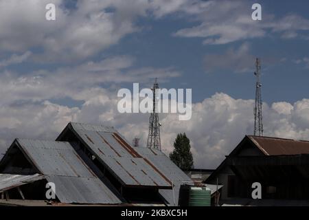 Le torri dei telefoni cellulari sono viste attraverso i tetti di edifici residenziali nella città di Sopore del distretto di Baramulla, Jammu e Kashmir, India il 21 agosto 2020. La connessione Internet ad alta velocità 4G è stata ripristinata domenica tarda nel distretto centrale di Ganderbal nel Kashmir e a Udhampur a Jammu su base trial fino al settembre 8, ponendo fine a un periodo di blackout di un anno dall'annullamento dell'articolo 370. (Foto di Nasir Kachroo/NurPhoto) Foto Stock