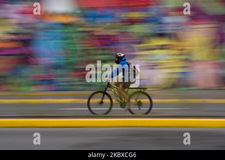 In questi tempi di pandemia si può vedere molto più uso del trasporto personale, come le biciclette. Foto scattata con la bassa velocità dell'otturatore, a Santiago, Cile, il 18 agosto 2020. (Foto di Matias Basualdo/NurPhoto) Foto Stock