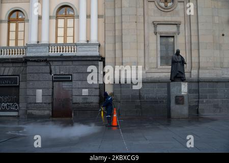 Un operaio comunale sanitizza un passaggio pedonale, a Santiago, Cile., il 18 agosto 2020. (Foto di Matias Basualdo/NurPhoto) Foto Stock