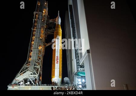 Il razzo Space Launch System (SLS) della NASA con la navicella spaziale Orion a bordo viene visto in cima al lanciatore mobile mentre esce dal Vehicle Assembly Building al Launch Pad 39B, giovedì 3 novembre 2022, al Kennedy Space Center della NASA in Florida. La missione Artemis i della NASA è il primo test integrato dei sistemi di esplorazione dello spazio profondo dell'agenzia: Il veicolo spaziale Orion, il razzo SLS e i sistemi di supporto a terra. Il lancio del test di volo senza equipaggio è previsto per il 14 novembre alle ore 12:07 EST. Foto NASA di Joel Kowsky/UPI Foto Stock