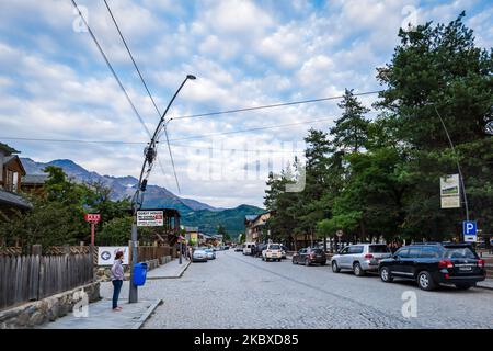 Mestia, Georgia - 2022 settembre: Vista del centro di Mestia nella regione di Svanati, Georgia. Mestia è una popolare località turistica di montagna in Georgia Foto Stock