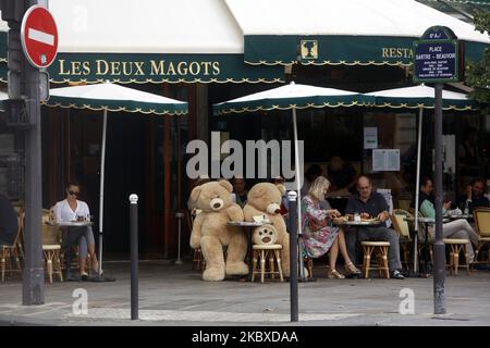 Un orsacchiotto gigante sulla terrazza di un caffè parigino 'Les Deux Magots' a Parigi, in Francia, il 22 agosto 2020. (Foto di Mehdi Taamallah/NurPhoto) Foto Stock