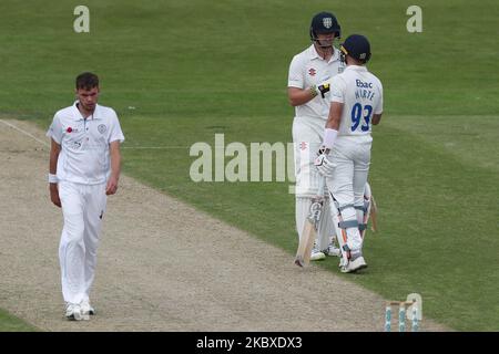 CHESTER LE STREET, INGHILTERRA. AGOSTO 22nd 2020 Alex Lees di Durham celebra la sua cinquantina con Gareth Harte durante la partita del Bob Willis Trophy tra il Durham County Cricket Club e il Derbyshire County Cricket Club di Emirates Riverside, Chester le Street, sabato 22nd agosto 2020. (Foto di Mark Fletcher/MI News/NurPhoto) Foto Stock