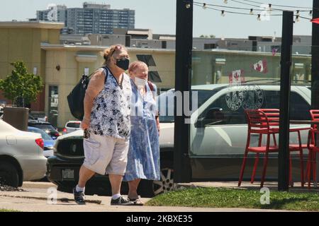 Le donne che indossano maschere facciali per proteggerle dal nuovo coronavirus (COVID-19) mentre camminano a Toronto, Ontario, Canada il 13 agosto 2020. (Foto di Creative Touch Imaging Ltd./NurPhoto) Foto Stock